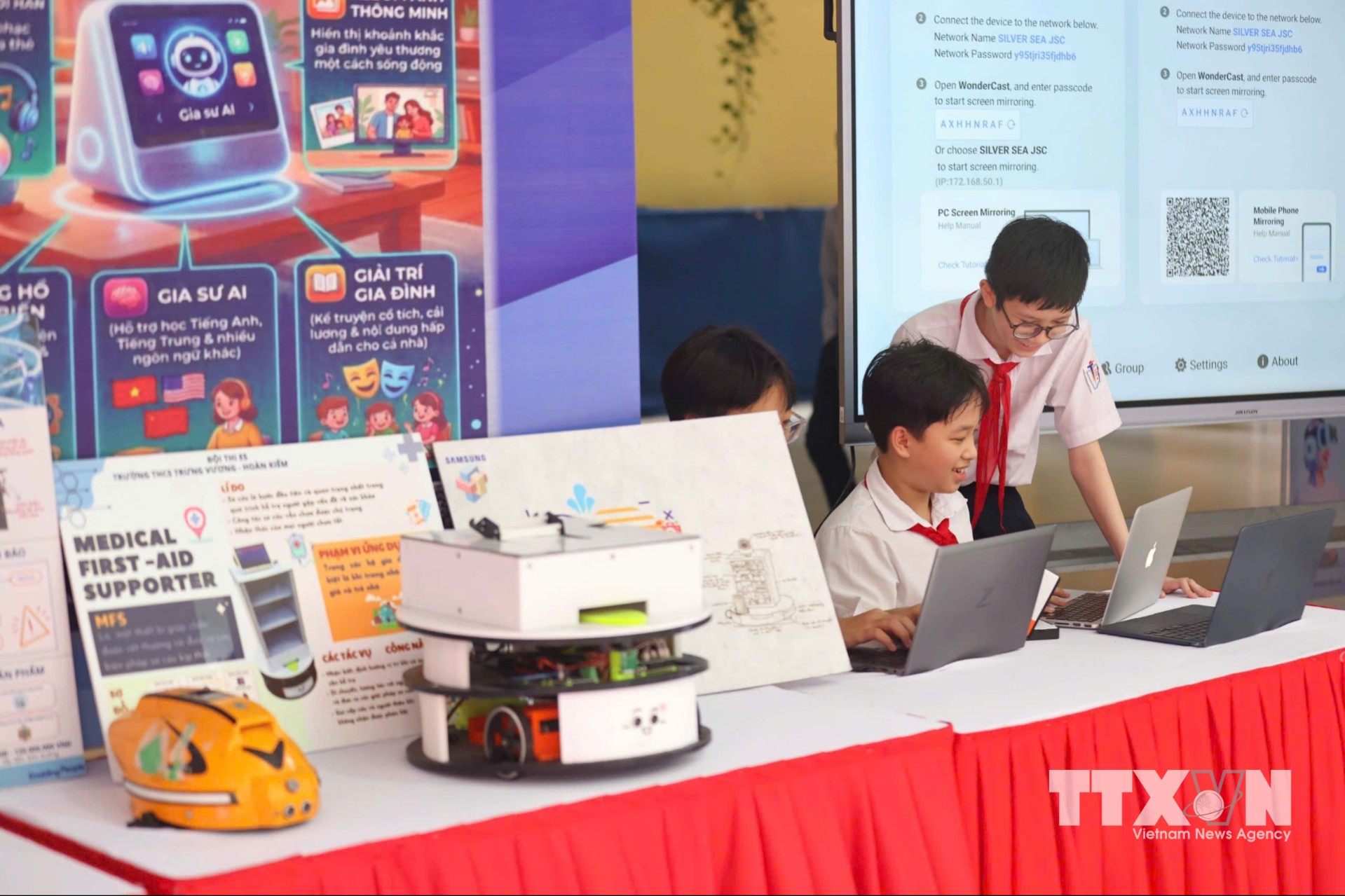 Những sản phẩm, ý tưởng công nghệ được hình thành từ quá trình học tập, thực hành và sáng tạo của học sinh giúp khơi dậy niêm đam mê sáng tạo của tuổi trẻ học đường. (Ảnh: Thanh Tùng/TTXVN)